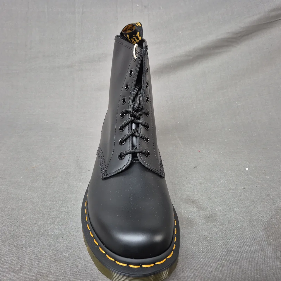 BOXED PAIR OF DR MARTENS 1460 ANKLE BOOTS IN BLACK UK SIZE 8