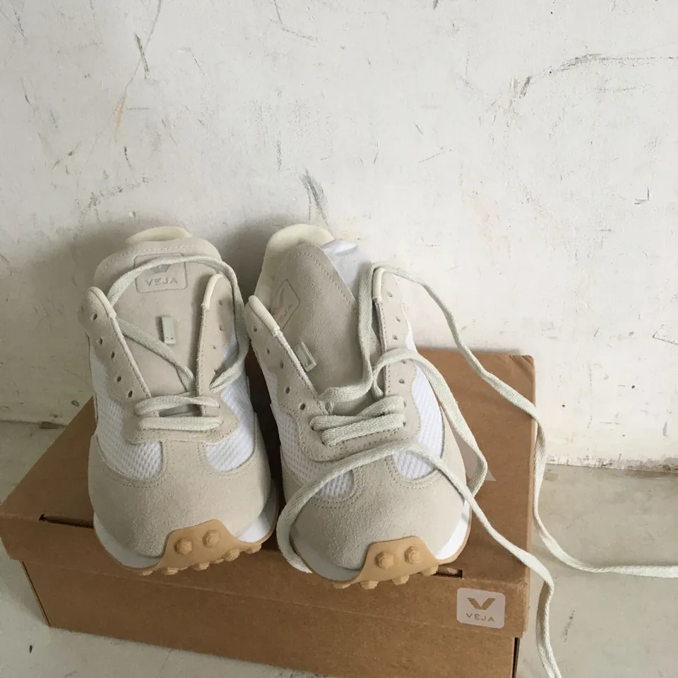 BOXED PAIR OF SIZE 6 VEJA RIO BRANCO CANVAS/MESH TRAINERS 