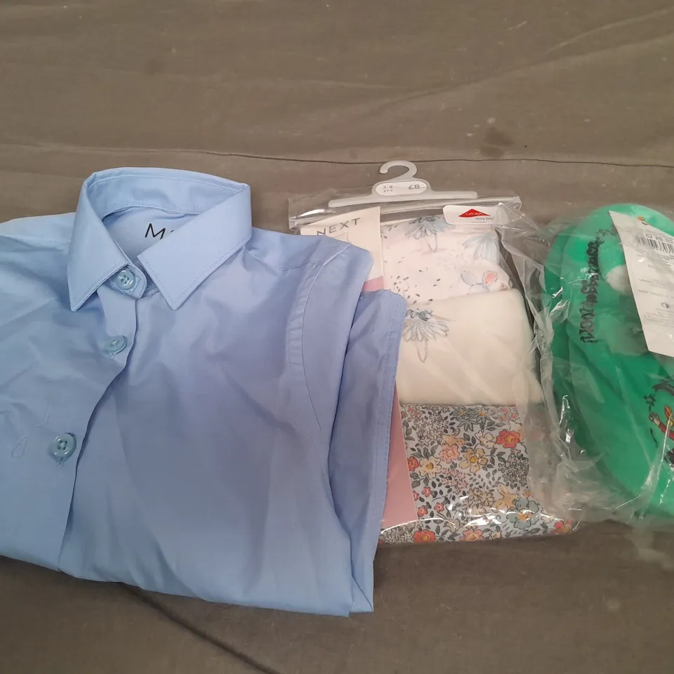 APPROXIMATELY 30 ASSORTED KIDS CLOTHING TO INCLUDE M&S FLEECE PYJAMAS 6-7 YEARS, JOHN LEWIS DRIBBLE BIBS, NEXT VESTS 3-4 YEARS