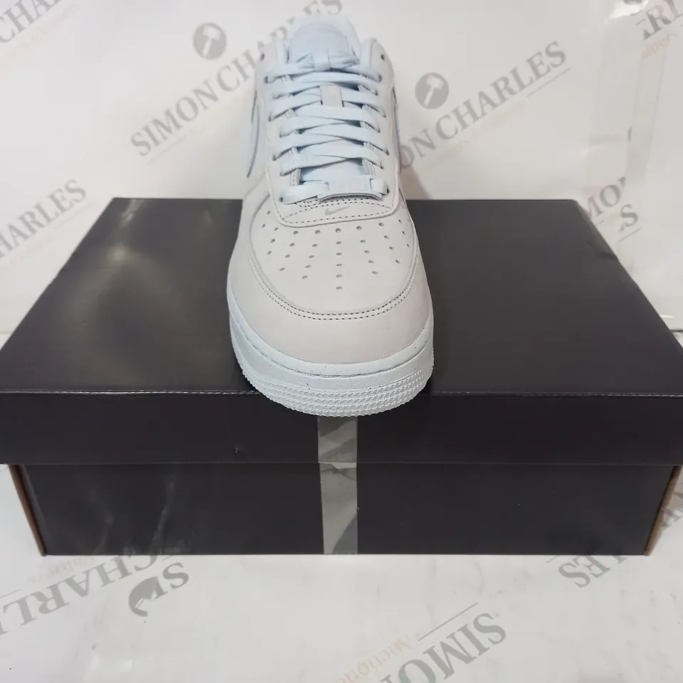 BOXED PAIR OF NIKE AIR FORCE 1 '07 PRM SHOES IN BLUE TINT UK SIZE 8