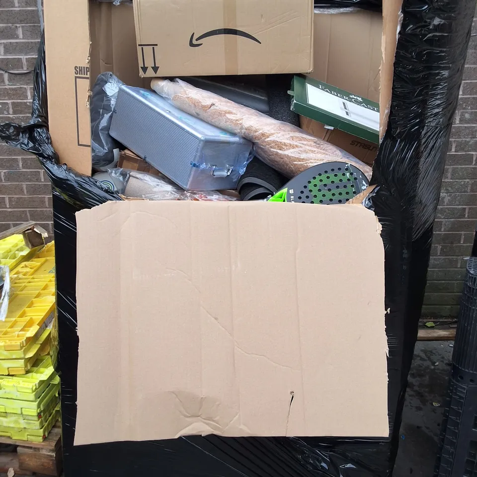 PALLET OF ASSORTED HOUSEHOLD ITEMS TO INCLUDE WICKER HAMPERS, FOLDING PLAYMAT, RUGS AND FABER CASTELL DRAWING BOARD
