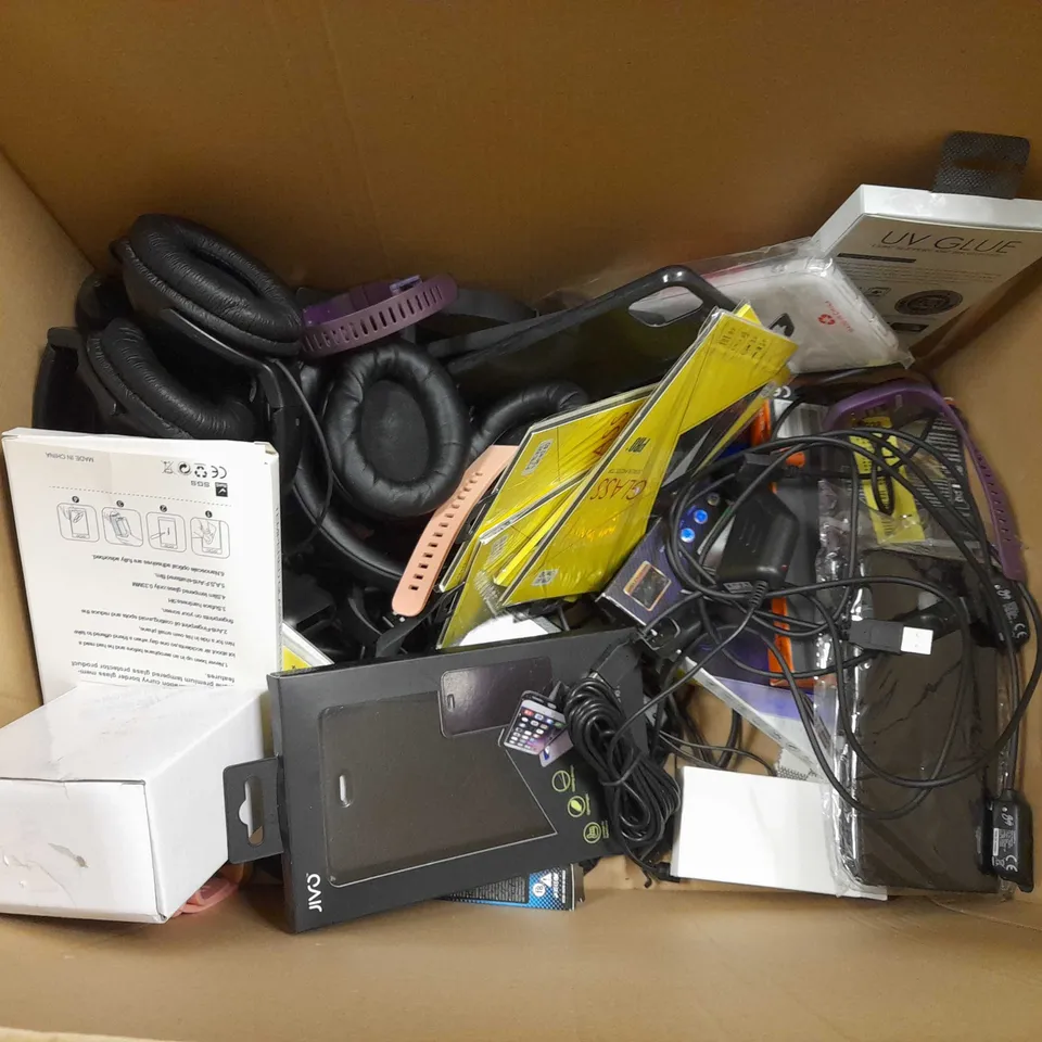 LOT OF APPROX 25 ASSORTED ITEMS TO INCLUDE - SCREEN PROTECTOR - 3 WAY HMDI SELECTOR - BLACK HEADPHONES ECT