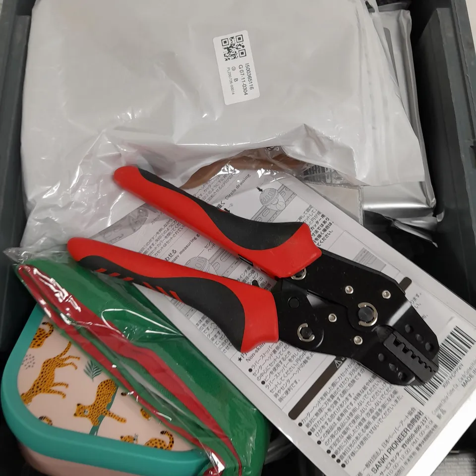 BOX OF APPROXIMATELY 15 ASSORTED ITEMS TO INCLUDE - WHITE CLAY, LUNCH BOX, FAIRY LIGHTS ETC