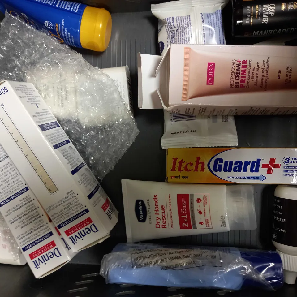 LOT OF APPROXIMATELY 20 ASSORTED HEALTH & BEAUTY ITEMS, TO INCLUDE TAN, MASCARA, LIP BALM, ETC