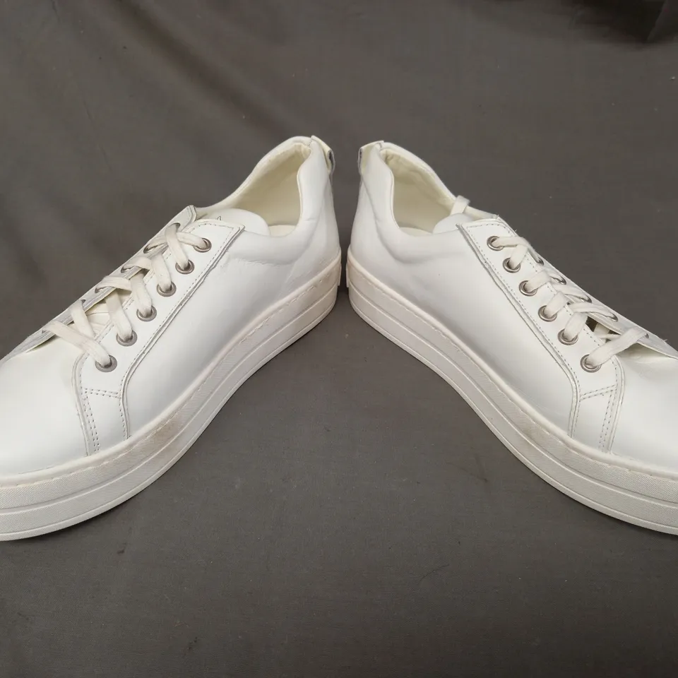 PAIR OF MARTE SHOES IN WHITE W. WING DETAIL EU SIZE 40