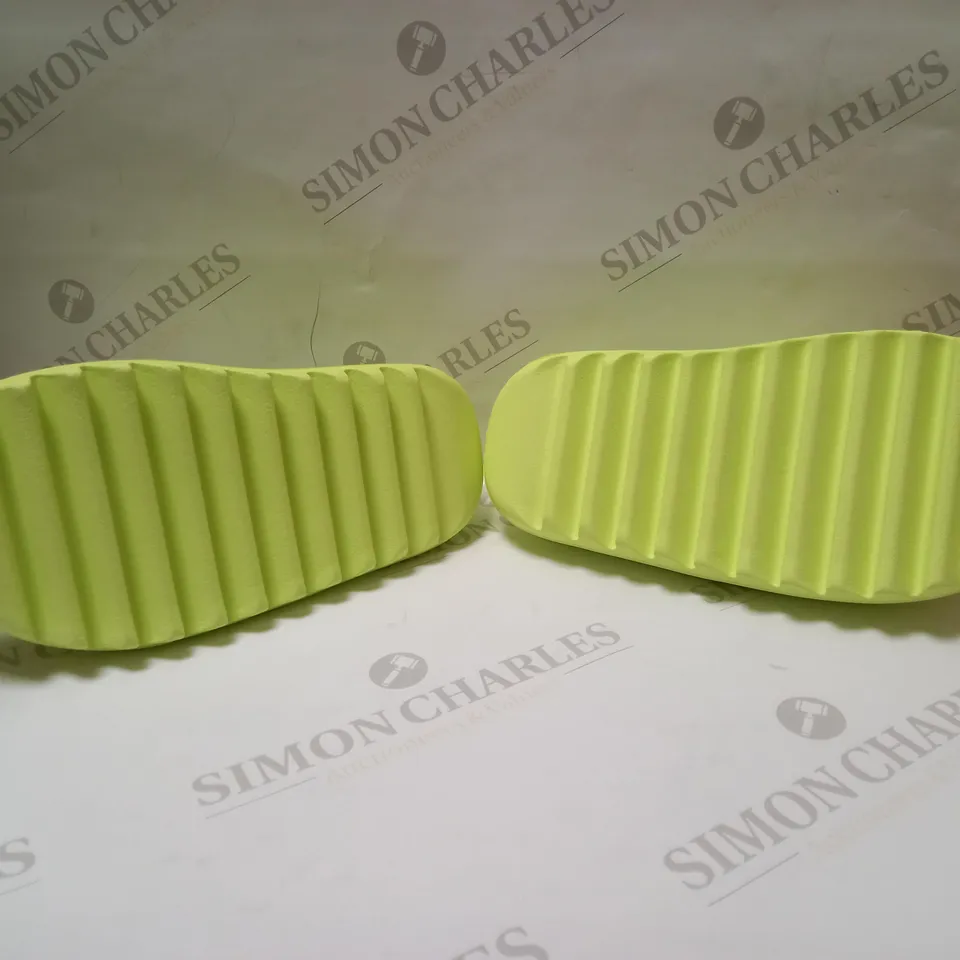 ADIDAS YEEZY SLIDE SIZE 7
