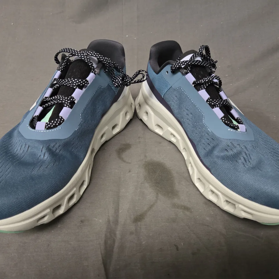 BOXED PAIR OF ON CLOUDMONSTER SHOES IN BLUE/GREY UK SIZE 9.5