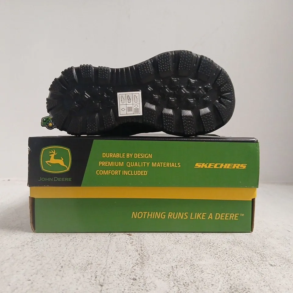 BOXED PAIR OF SKECHERS JOHN DEERE KID'S LIGHT UP TRAINERS IN GREEN/BLACK SIZE UK 10