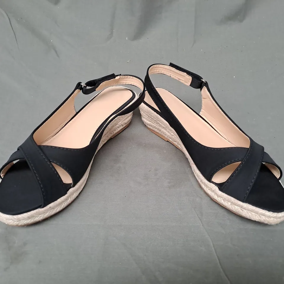 BOXED PAIR OF DESIGNER OPEN TOE LOW WEDGE SHOES IN BLACK EU SIZE 40