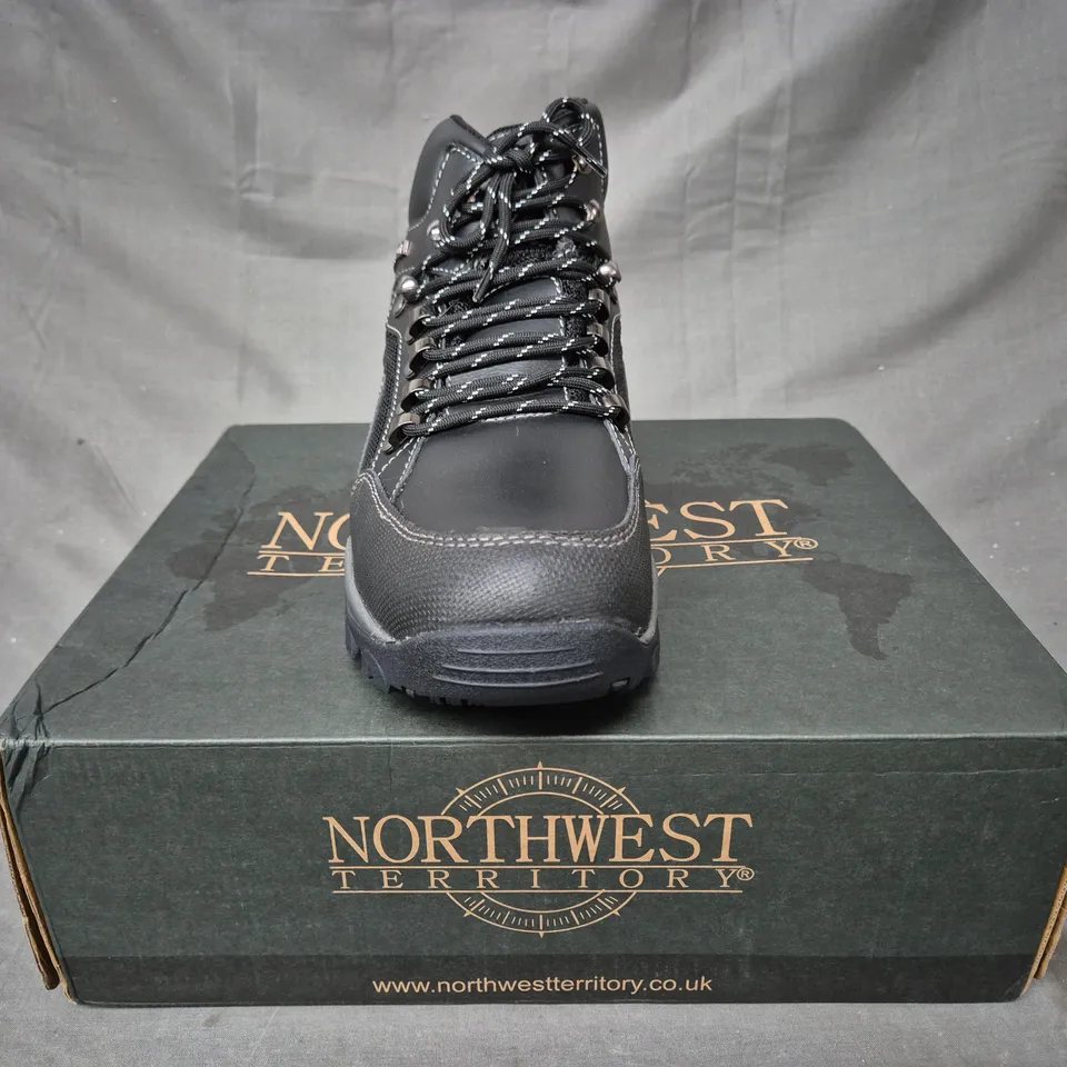 BOXED PAIR OF NORTHWEST TERRITORY YUKON ANKLE BOOTS IN BLACK SIZE 11