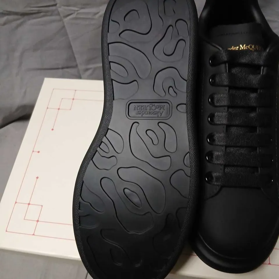 ALEXANDER MCQUEEN OVERSIZED SNEAKER – BLACK, UK 9 (EU 43)