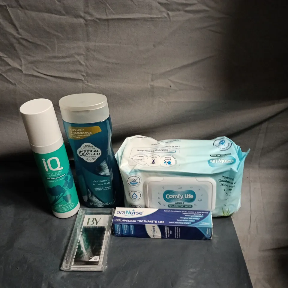 APPROXIMATELY 20 HEALTH AND BEAUTY PRODUCTS TO INCLUDE COMFY LIFE ADULT FULL BODY WET WIPES, IMPERIAL LEATHER BODY WASH AND ORANURSE TOOTHPASTE