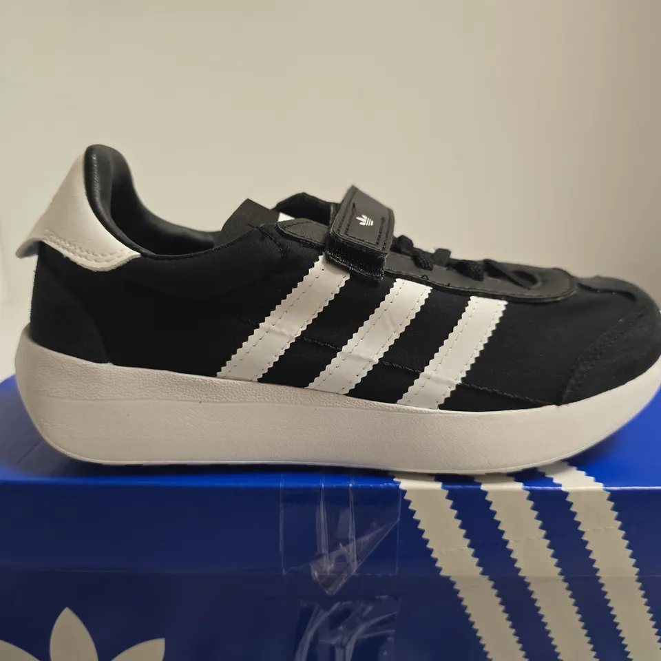 BOXED PAIR OF KIDS ADIDAS COUNTRY XLG CF EL C TRAINERS – BLACK/WHITE, UK 11