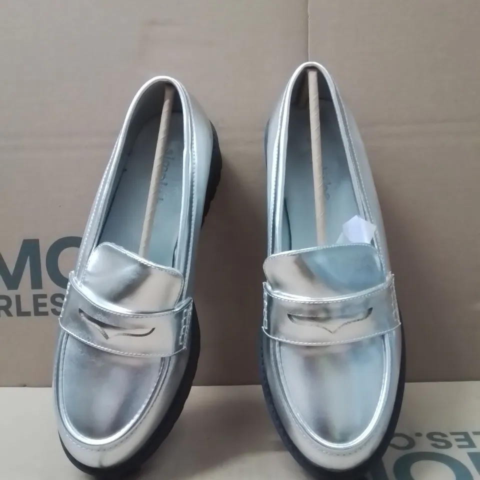 BOXED BRAND NEW APPROXIMATELY 5 SIMPLY BE DALLAS WIDE SHOES SIZE 7 SILVER
