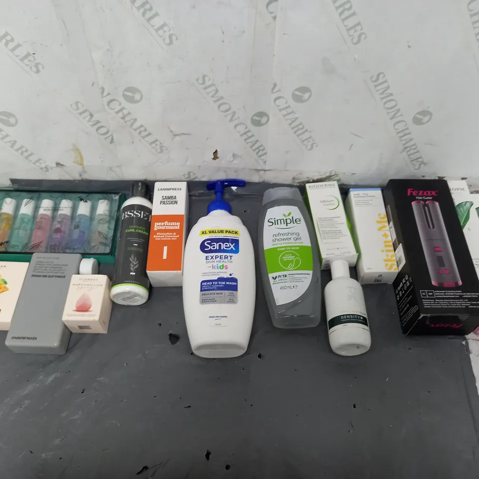 BOX OF APPROXIMATELY 12 ASSORTED COSMETIC ITEMS TO INCLUDE - TROPIC MORNING MIST - THE BODY SHOP VITAMIN E - PHILIP KINGSLEY DENSITY ETC. 