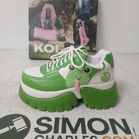 KOI FWOGGY WOGGY SAYS HI CHUNKY TRAINERS – GREEN UK7