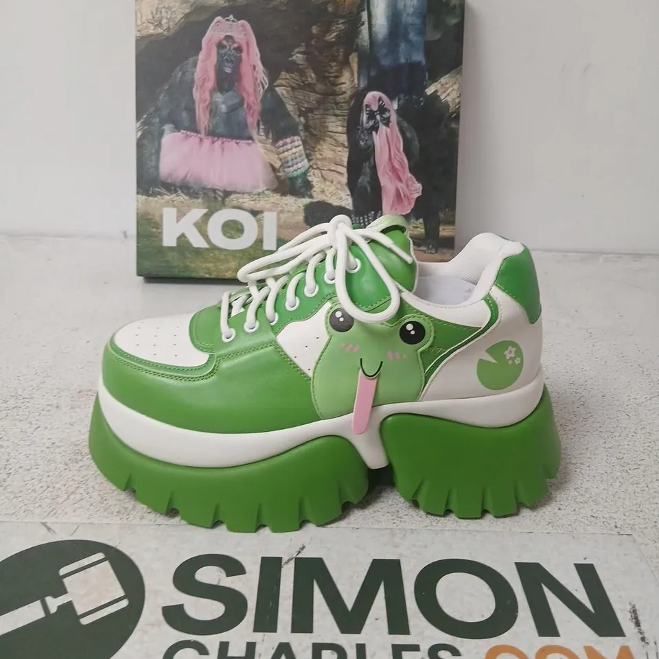 KOI FWOGGY WOGGY SAYS HI CHUNKY TRAINERS – GREEN UK7