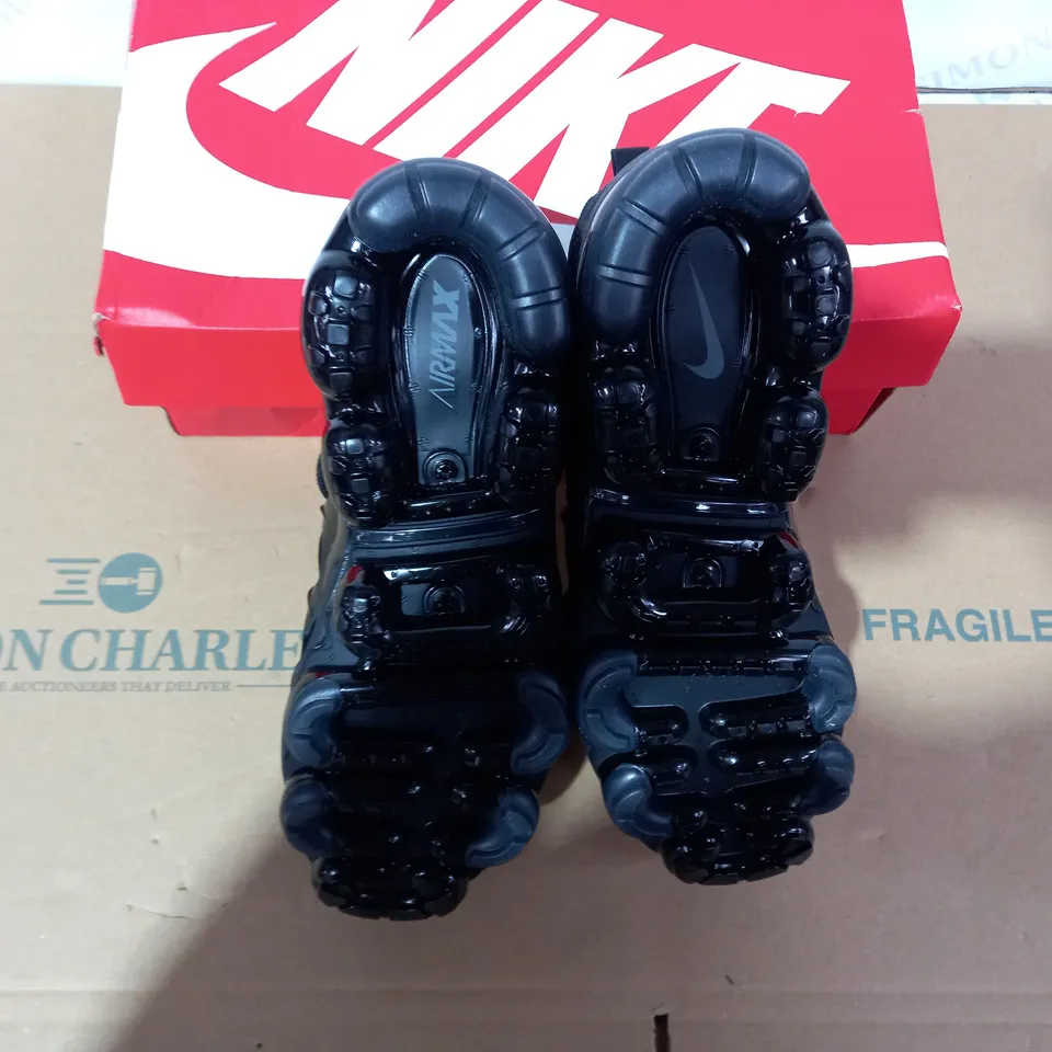 BOXED PAIR OF NIKE BLACK TRAINERS SIZE 8