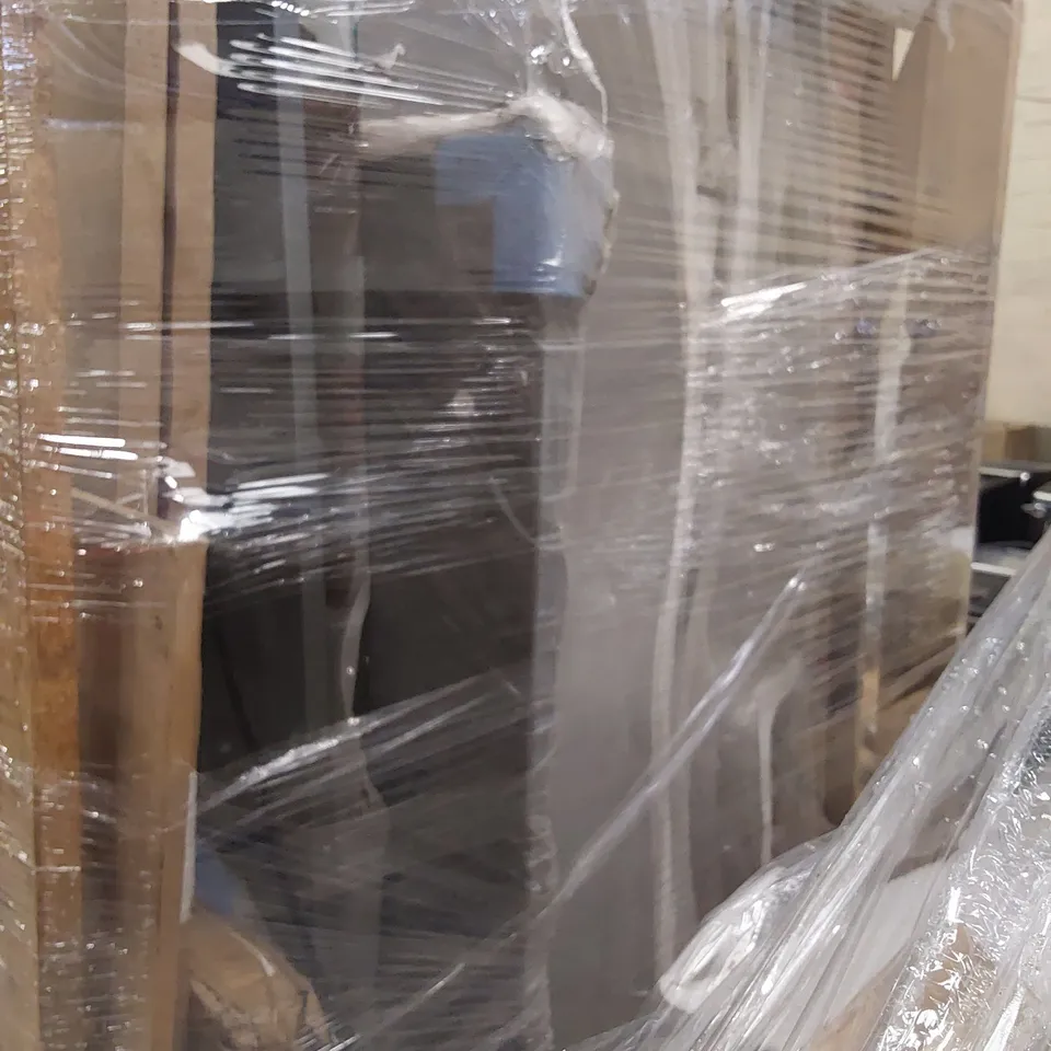 PALLET OF APPROXIMATLY 16 ASSORTED BATH PANELS