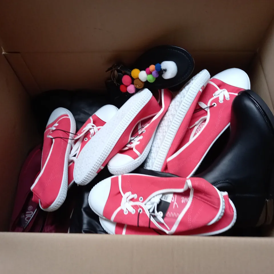 LARGE QUANTITY OF ASSORTED WOMENS SHOES IN VARIOUS SIZES, COLOURS AND STYLES