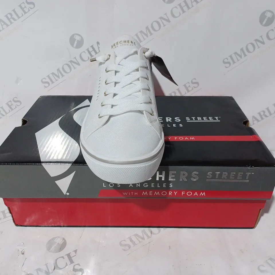 BOXED PAIR OF SKECHERS STREET LACE TRAINERS IN WHITE SIZE 5.5