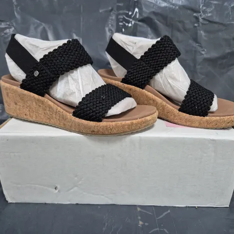 SKECHERS ARCH FIT SANDALS - BLACK - SIZE 4
