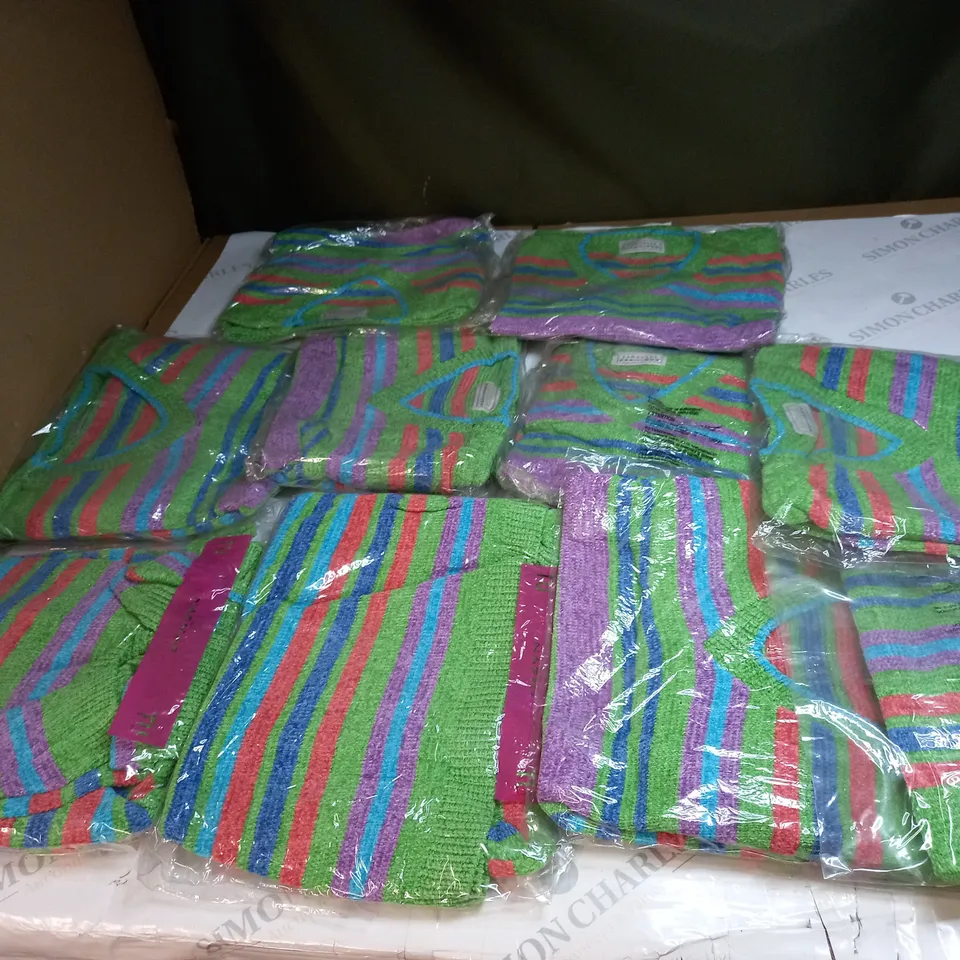 LOT OF APPROX 10 ASSORTED CLOTHING ITEMS IN VARIOUS SIZES