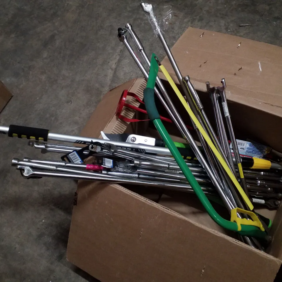 BOX CONTAINING ASSORTED LOOSE ITEMS INCLUDING PAINT MIXER, DRIVE BREAKER BARS & HACK SAW