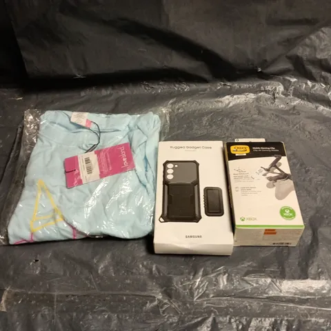 BOX OF APPROXIMATELY 30 ASSORTED ITEMS TO INCLUDE MOBILE GAMING CLIP, GADGET CASE, LOVE ISLAND T SHIRT ETC