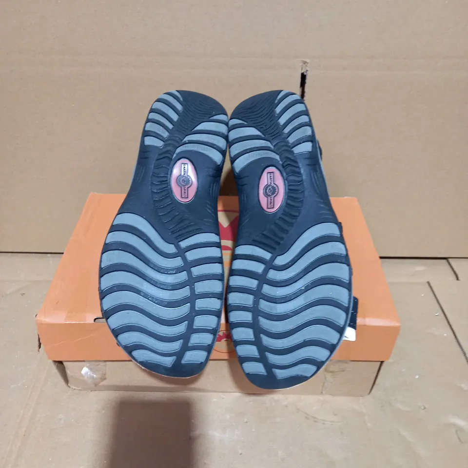 EARTH SPIRIT HAMPTON SANDAL BLACK SIZE 5