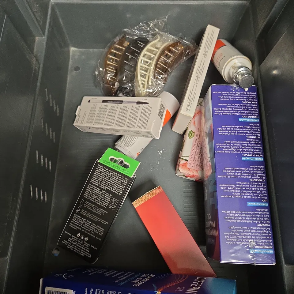 APPROXIMATEY 20 ASSORTED HEALTH AND BEAUTY PRODUCTS TO INCLUDE - SUDOCREM - AKT DEODORANT BALM - MAX FACTOR CREME PUFF POWDER - ETC