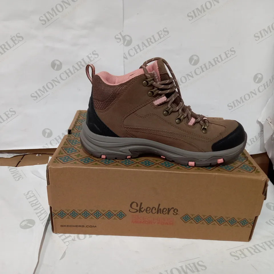 BOXED PAIR OF SKECHERS TAN WATERPROOF BOOT - SIZE 5.5