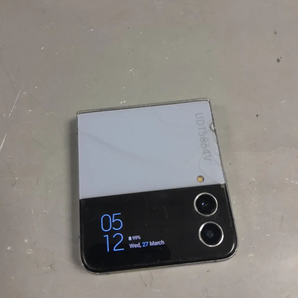SAMSUNG GALAXY Z FLIP4 SMARTPHONE