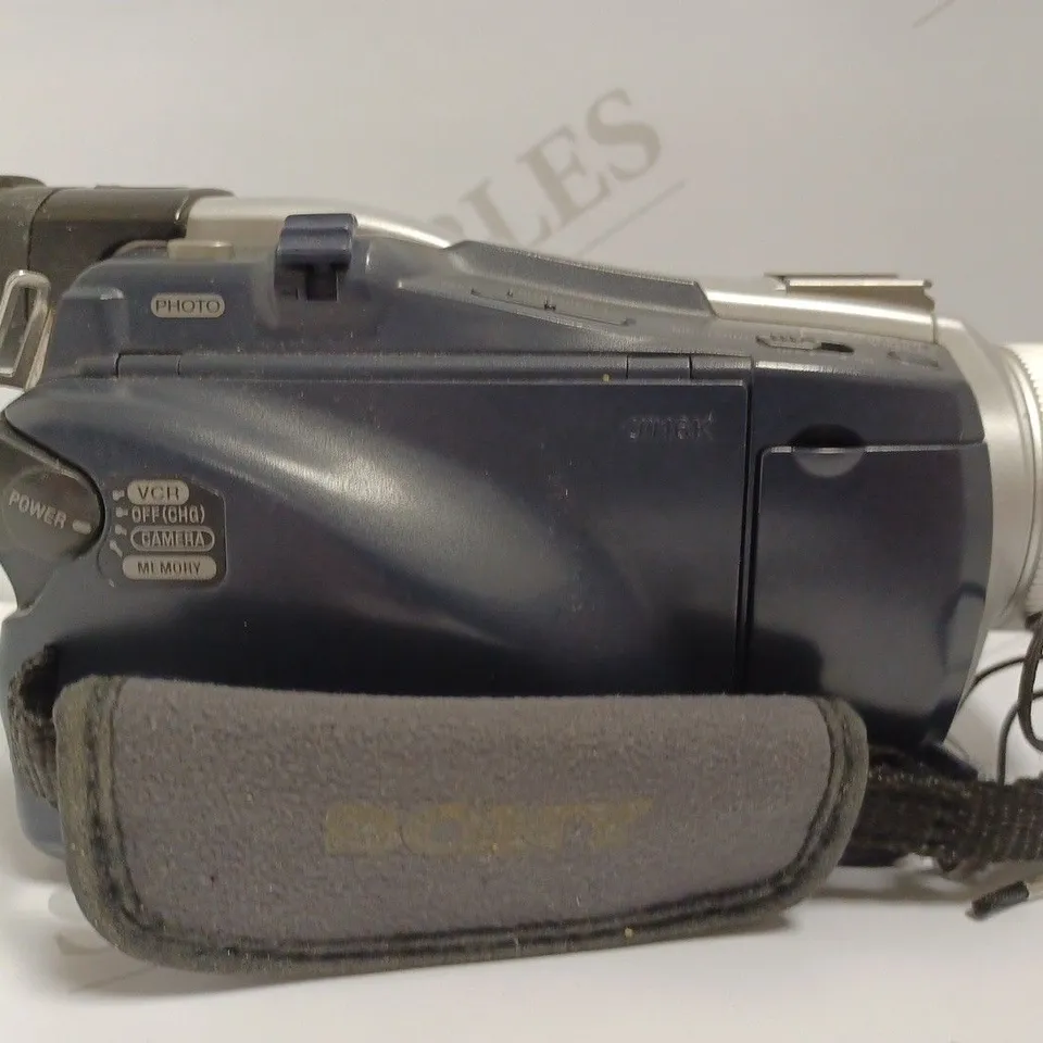 SONY DIGITAL HANDYCAM WITH 120X ZOOM 
