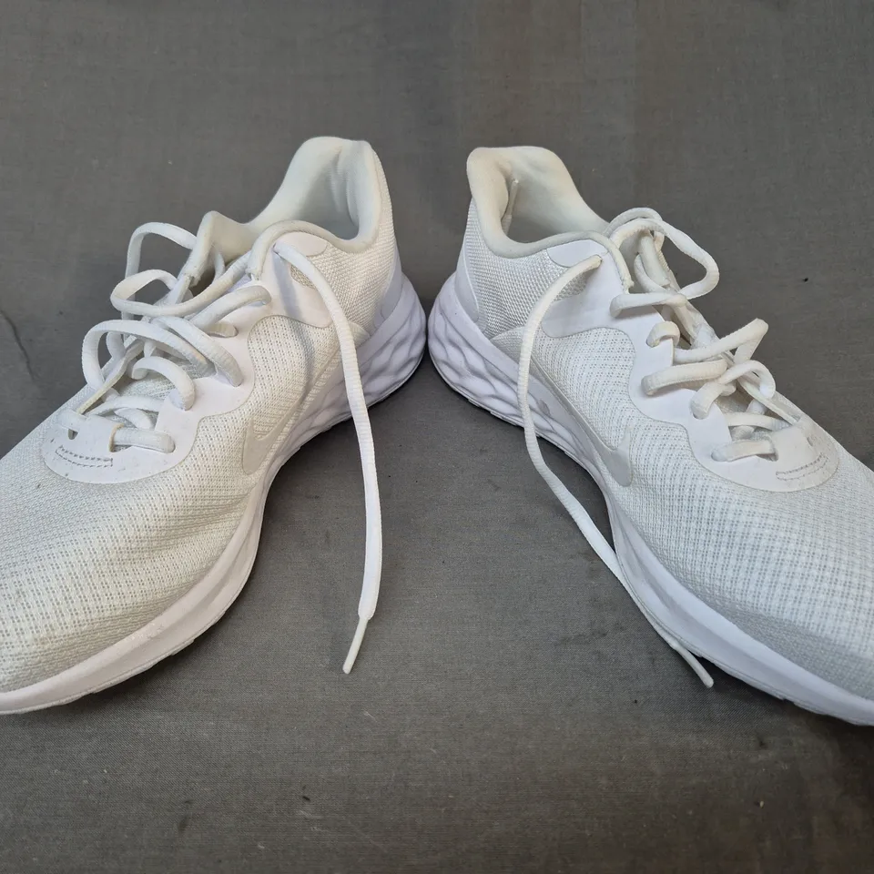 PAIR OF NIKE RUNNING TRAINERS IN WHITE UK SIZE 8.5