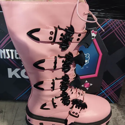 BOXED KOI MONSTER HIGH COUNT FABULOUS LONG BOOTS IN PINK - UK 9
