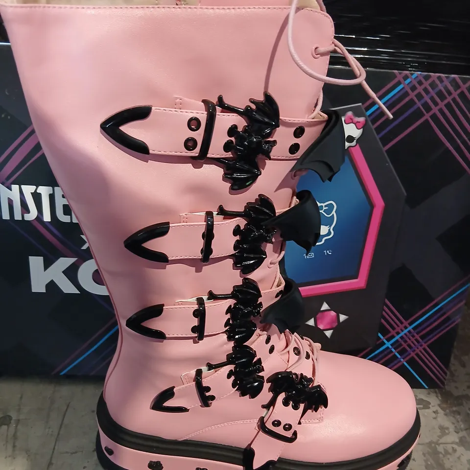BOXED KOI MONSTER HIGH COUNT FABULOUS LONG BOOTS IN PINK - UK 9