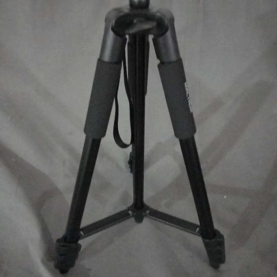 BOXED MACTREM TRIPOD SMARTPHONE AND IPAD AND CAMERA 3 IN 1 KT65