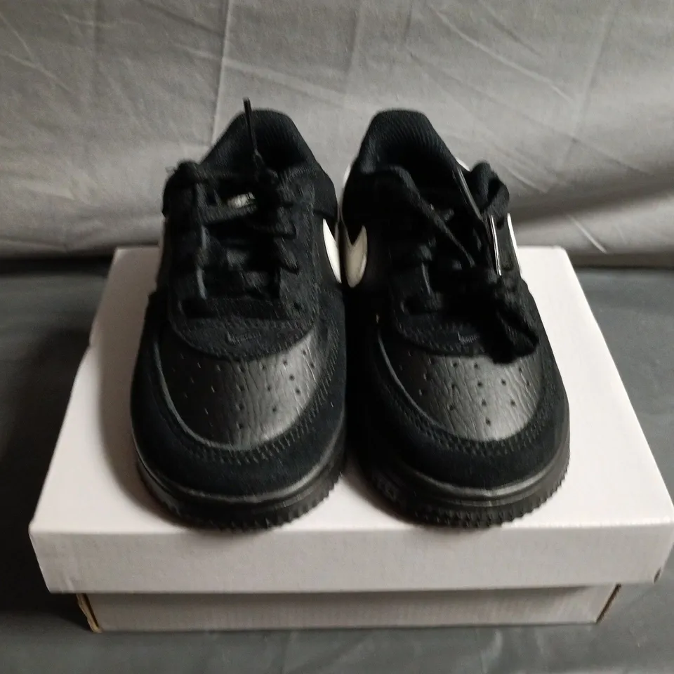 BOXED PAIR OF NIKE FORCE 1 LOW TRAINERS - UK SIZE 7.5 - KIDS