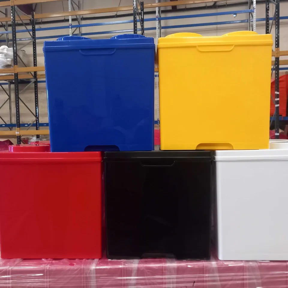 APPROXIMATELY 1000 PLASTIC STACKABLE STORAGE TUBS WITH LIDS IN 5 ASSORTED COLOURS INCLUDING; BLACK, BLUE, RED, WHITE AND YELLOW  RRP £19990