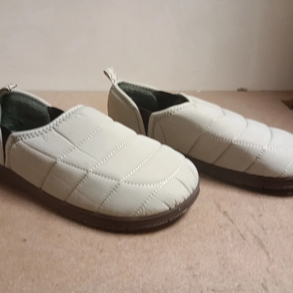 BOXED PAIR OF LONGBAY OUTDOOR SLIPPERS IN BEIGE SIZE UK 11