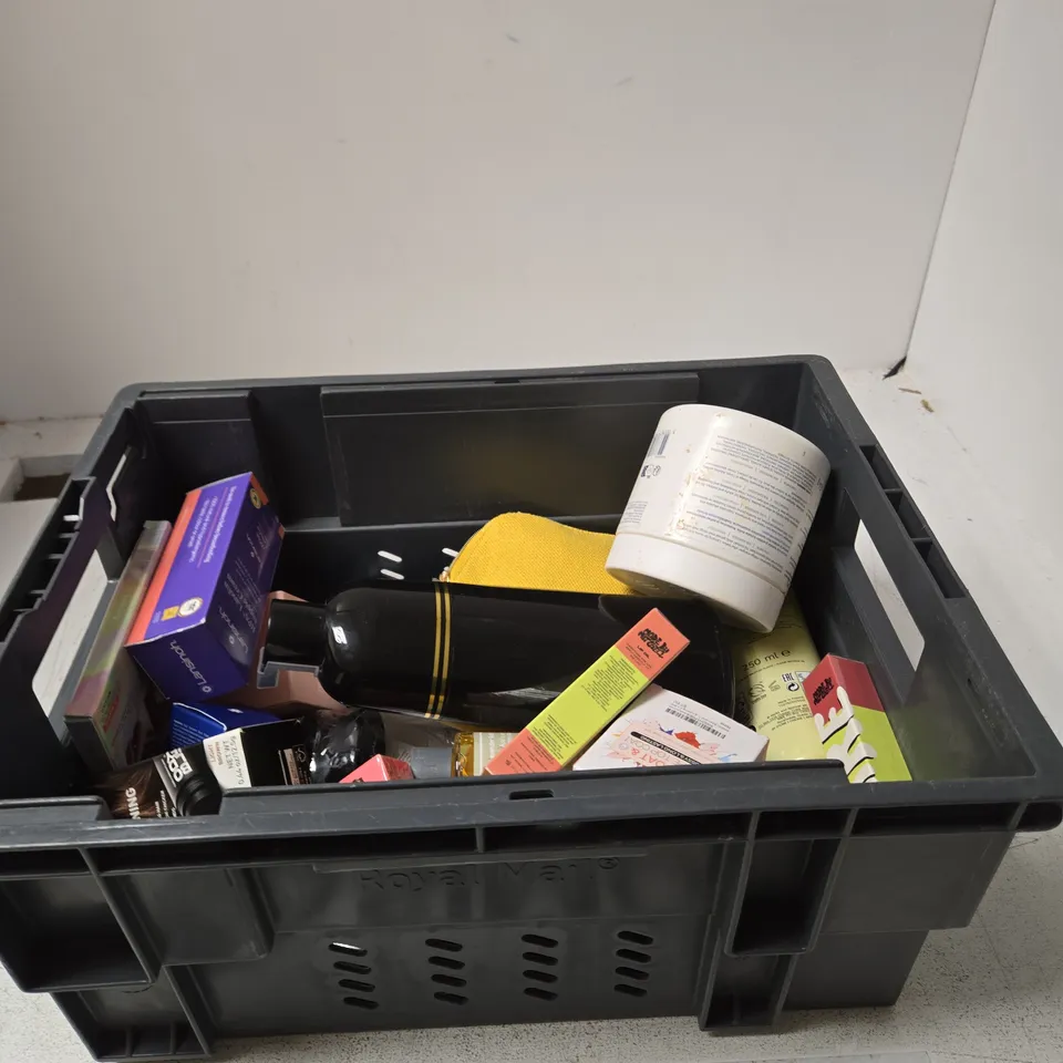 TOTE OF APPROXIMATELY 10 ASSORTED BEAUTY PRODUCTS INCLUDING KAISASA BLACK HAIR DYE SHAMPOO, CERAVE MOISTURISING CREAM AND MADE BY MITCHELL LIP OIL