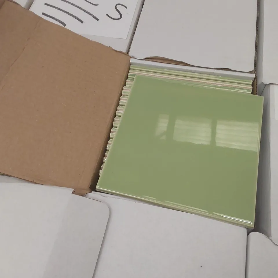 PALLET CONTAINING APPROXIMATELY  3795x BRAND NEW GLOSS TILES - ASSORTED COLOURS