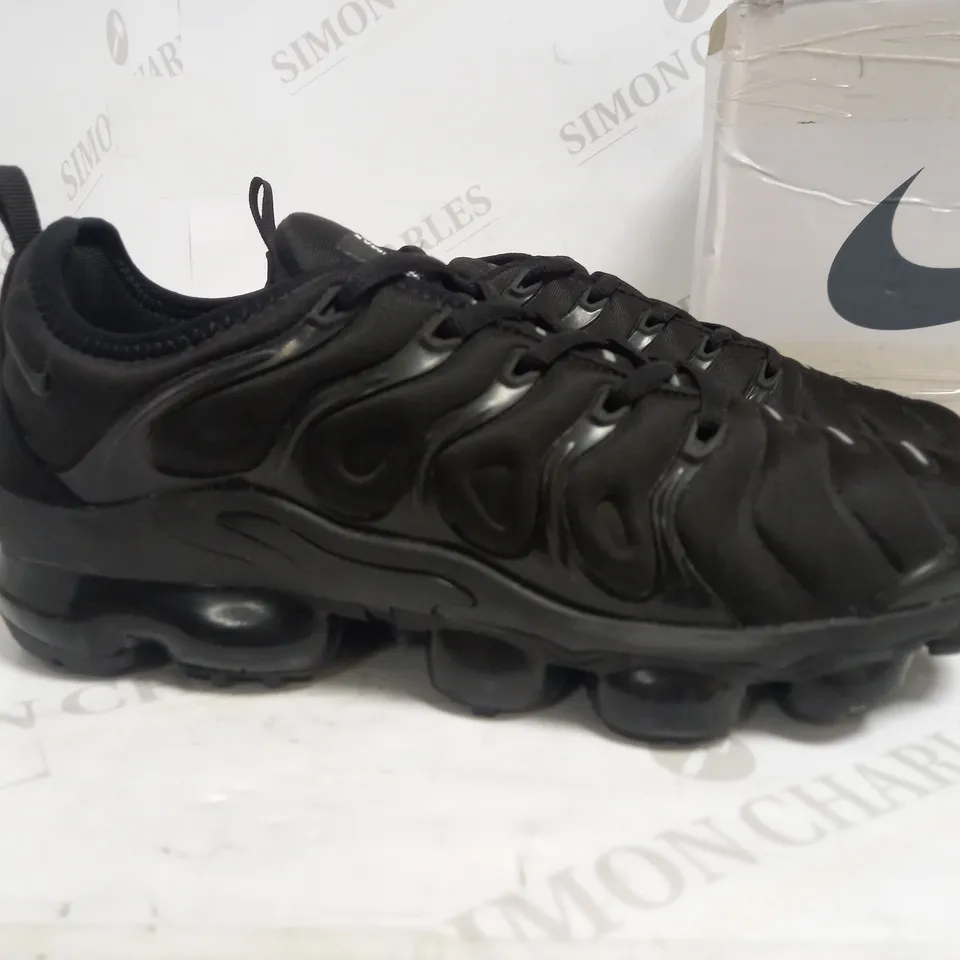 NIKE AIR VAPORMAX PLUS BLACK TRAINERS EU 41