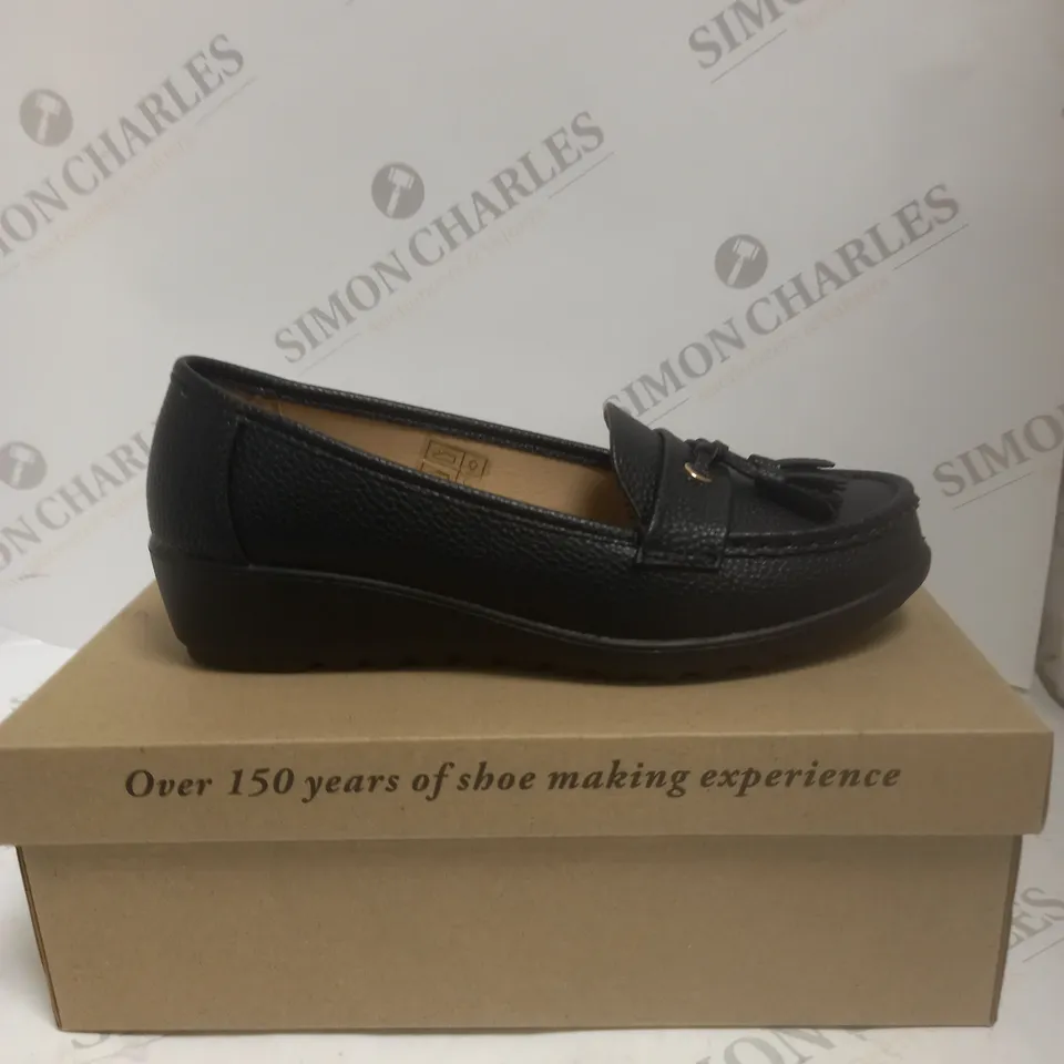 BOXED PAIR OF CUSHION WALK TASSLE LOAFERS - 5