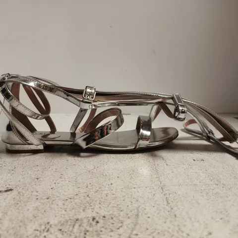 BOXED PAIR OF CARVELA OPEN TOE FLAT KNEE-HIGH SANDALS IN METALLIC SILVER SIZE EU 40