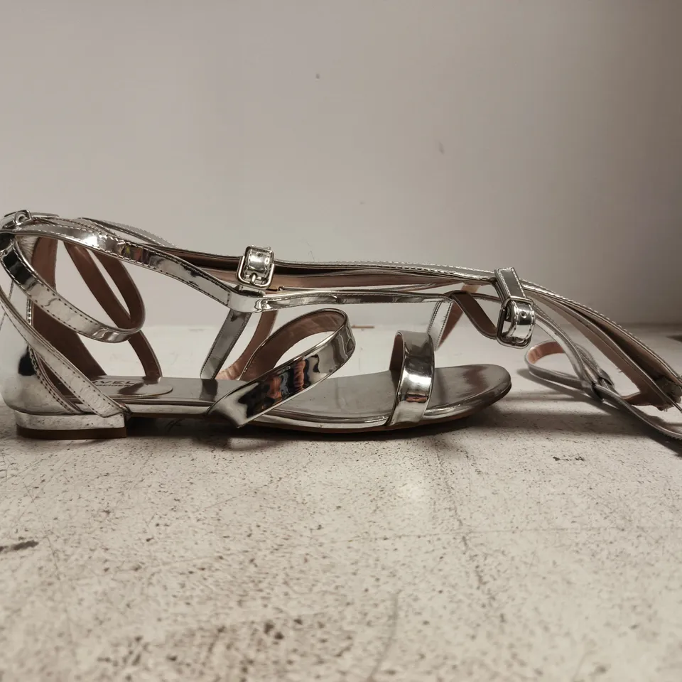 BOXED PAIR OF CARVELA OPEN TOE FLAT KNEE-HIGH SANDALS IN METALLIC SILVER SIZE EU 40
