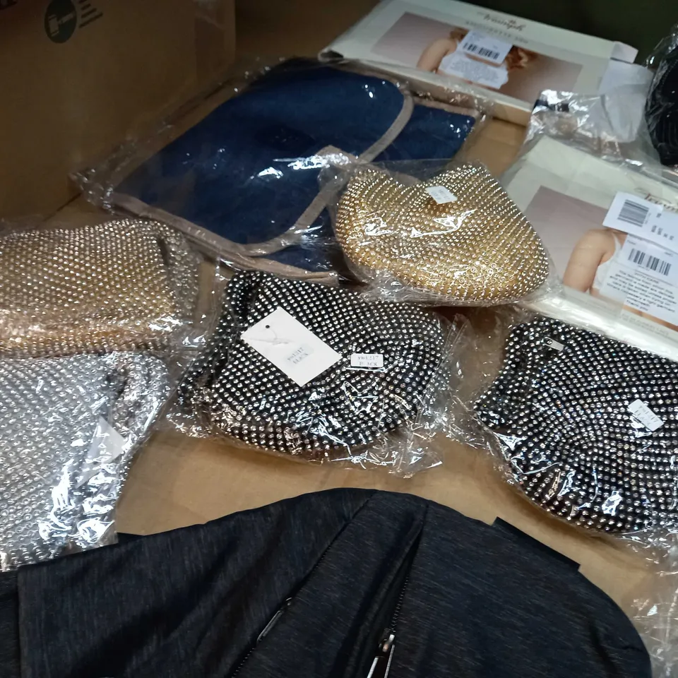 LOT OF APPROX. 15 ASSORTED CLOTHING ACCESSORIES  IN VARYING SIZES/COLOURS/STYLES TO INCLUDE: BRA'S, HAT, BAGS