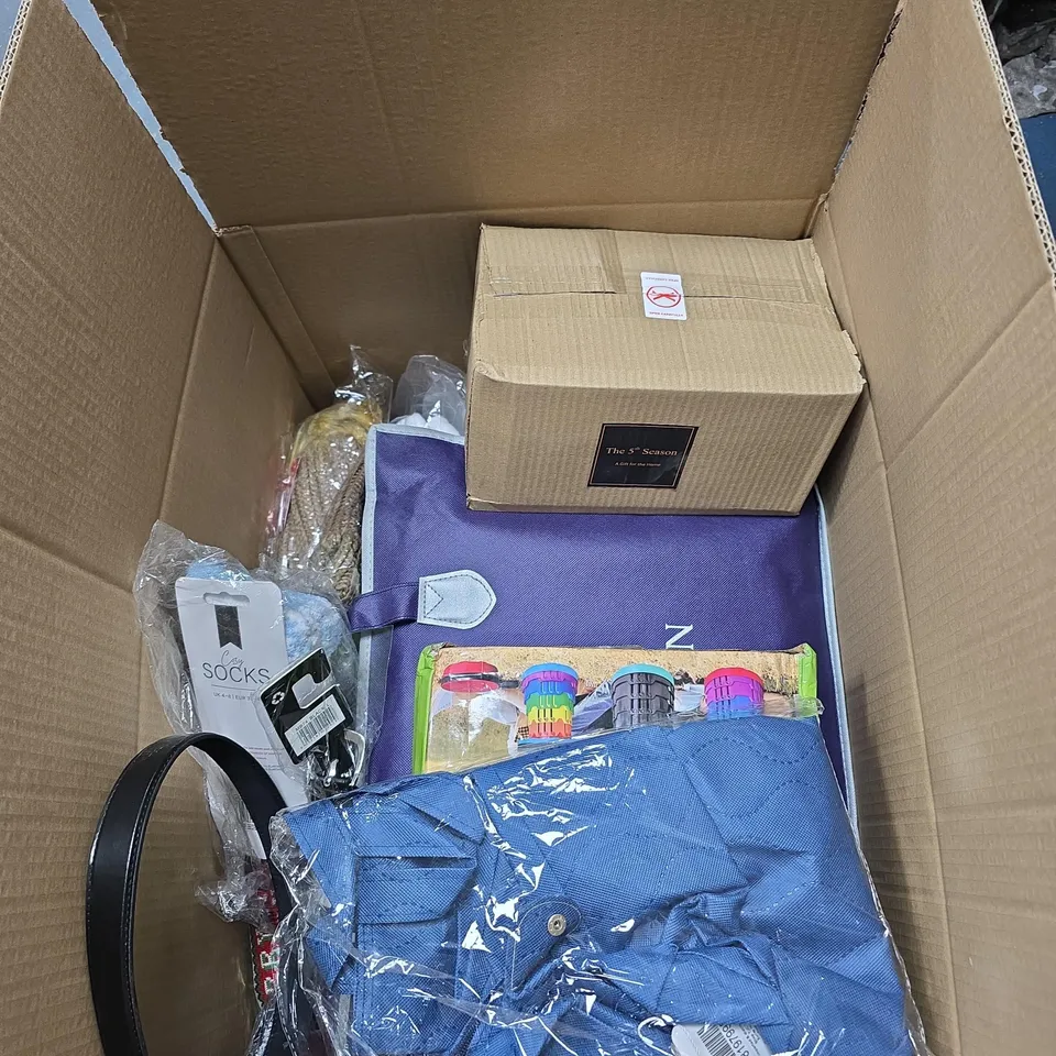 BOX OF APPROXIMATELY 12 ASSORTED HOUSEHOLD ITEMS TO INCLUDE BELTS, FOLDING EXTENSION STOO, HANDBAG, CHRISTMAS GIFT BAGS ETC