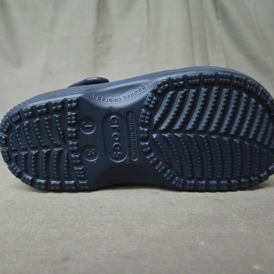 CROCS CLASSIC CLOG K IN NAVY - UK J3